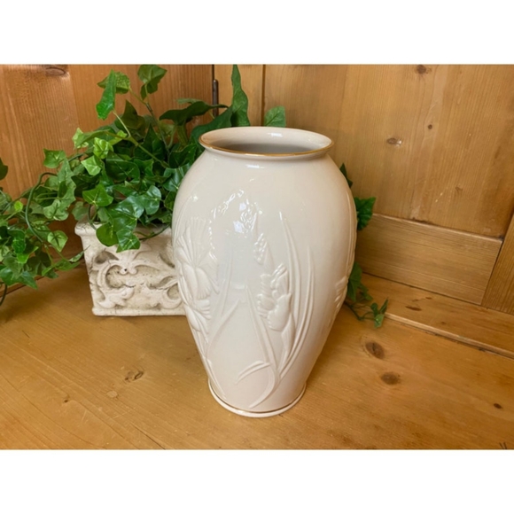 Elegant Porcelain Vase | Vintage Lenox | Ivory + Gold Trim | Raised Relief Flowe - Picture 6 of 8
